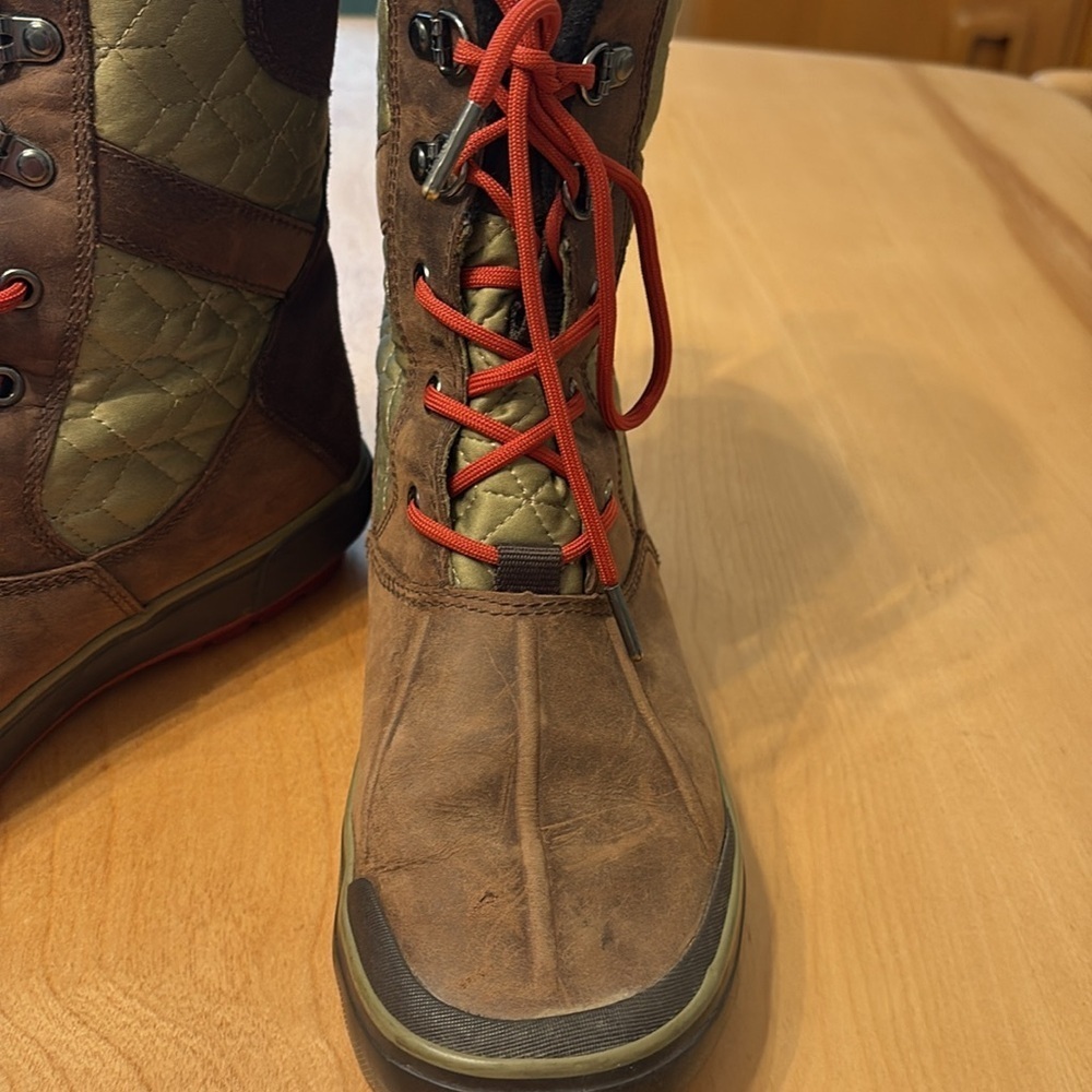 KEEN Elsa II Women’s Quilted Leather Boots.  Size 7 - Picture 2 of 10